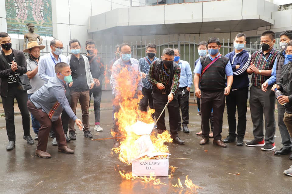 Students burning copies of meeting minutes. (NNN Photo)